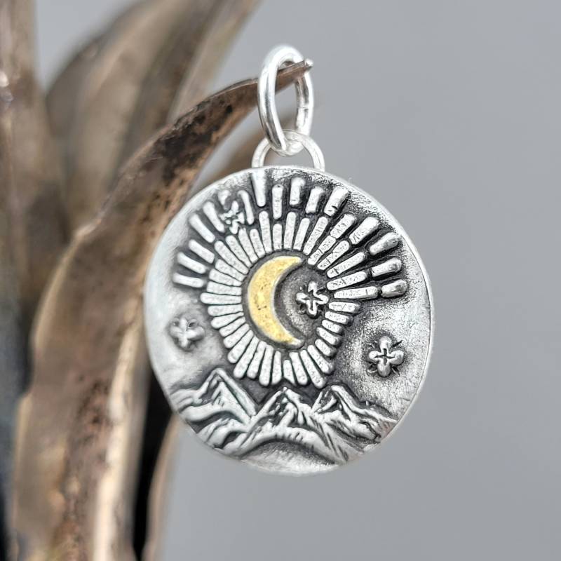 Kettenanhänger Goldener Mond in Den Bergen Handgefertigt Aus Recyceltem Silber, Anhänger Mit Berg Für Wanderer Und Die Kinder Der Berge von animoARTschmuck