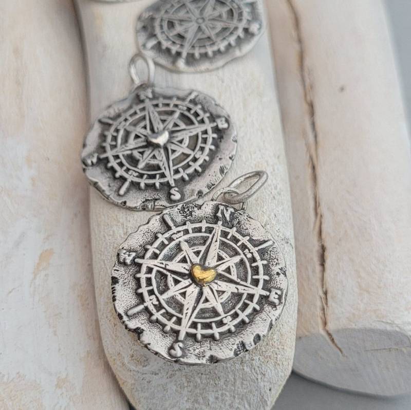 Kettenanhänger Kompass Mit Goldenem Herz Im Rustic Style, Handgefertigt Recyceltem Silber von animoARTschmuck