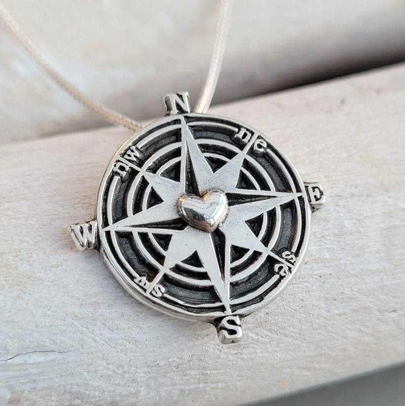 Kettenanhänger Kompass Mit Herz Handgefertigt Recyceltem Silber von animoARTschmuck