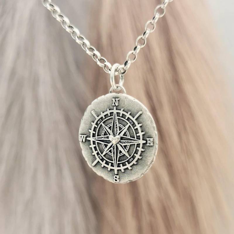 Kettenanhänger Kompass Mit Herz Im Rustic Style, Handgefertigt Recyceltem Silber von animoARTschmuck