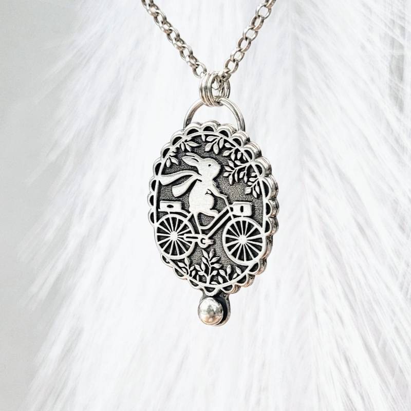 Kettenanhänger Zu Ostern, Kette Mit Hase in Silber, "Hasenausflug" Handgefertigter Anhänger Aus Recyceltem 925Er Sterling-Silber von animoARTschmuck