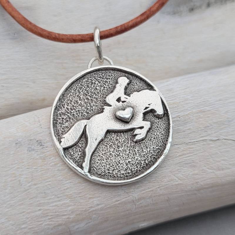 Sale Kettenanhänger Für Reiter "Sofortversand" Springreiter Mit Herz, Aus Recyceltem Silber Handgefertigt in Deutschland von animoARTschmuck