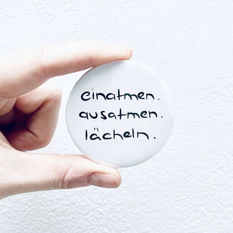 Einatmen. Ausatmen. Lächen. I Button Magnet Kühlschrankmagnet Für Magnetboard Pin von anitaliebt
