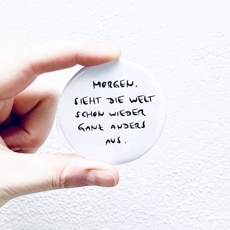 Morgen Sieht Die Welt Wieder Anders Aus. I Button Magnet Kühlschrankmagnet Für Magnetboard Pin von anitaliebt