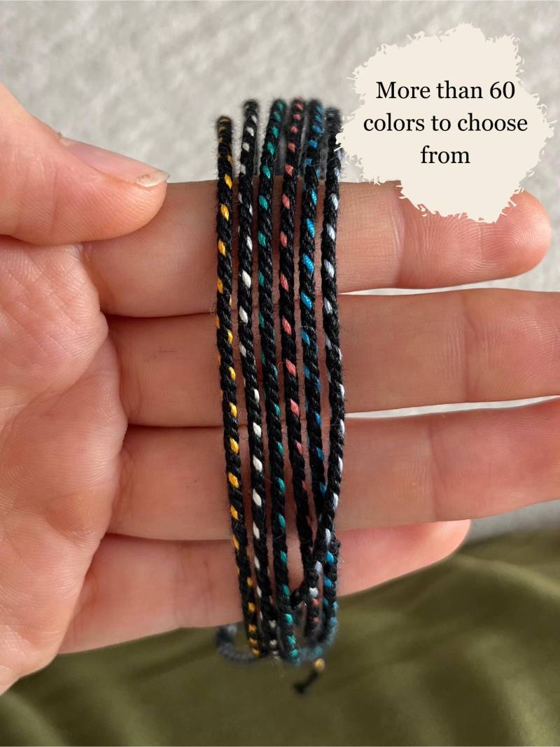 Schmales Armband Gedreht Freundschaftsarmband Handgemacht Farbenfroh Dünnes Zum Zuknoten Schwarz Bunt Punkte von anitasbyme