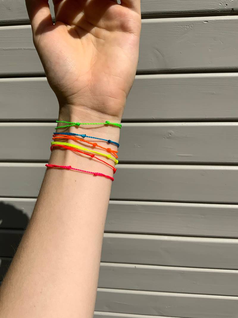Schmales Filigranes Neon Armband Mit Schiebeverschluss Für Freunde Freundin Strand Minimalistisch Dünn String Neonfarben von anitasbyme