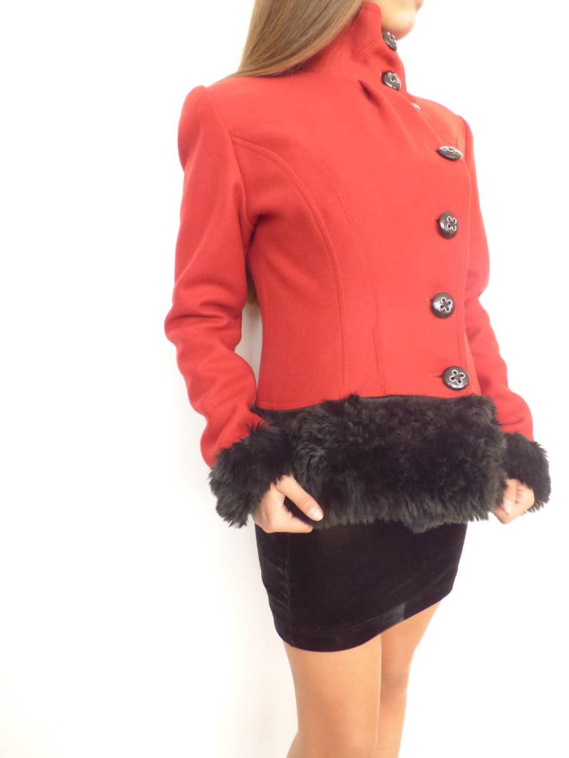 Einzigartige Und Stilvolle Damen-Mantel-Kombination Aus Schwarzem Öko-Leder Wolle-Rot-Textil von anitedesign