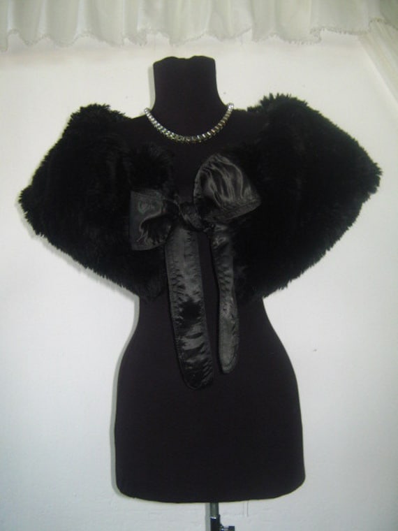 Schwarzer Feder Bolero Mit Satinfutter von anitedesign