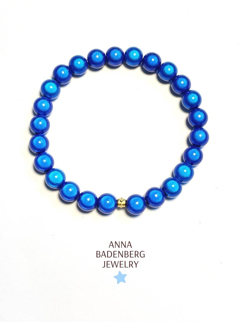 Armband | 8 Mm Aus Schimmernden Miracle Perlen in Der Farbe Blau, Spacer Sterling Silber, 24Kt Vergoldet von annabadenberg
