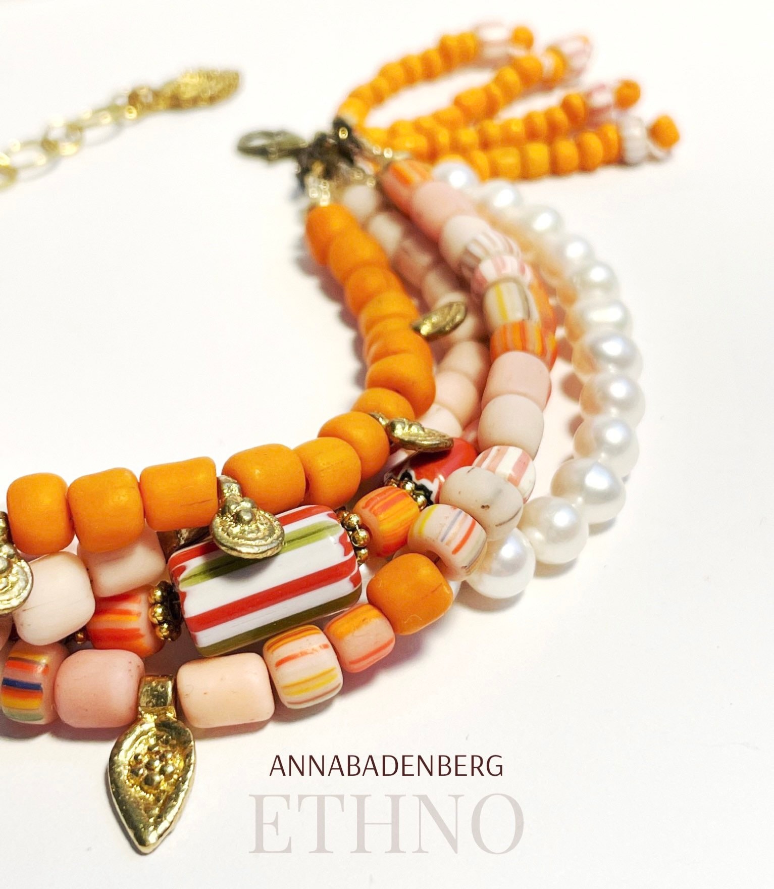 Armband Aus Java Perlen in Fröhlichen Orange Tönen Und Rosa Filigrane Messing Charms Orient Karabiner 925Er Sterling Silber, Vergoldet von annabadenberg