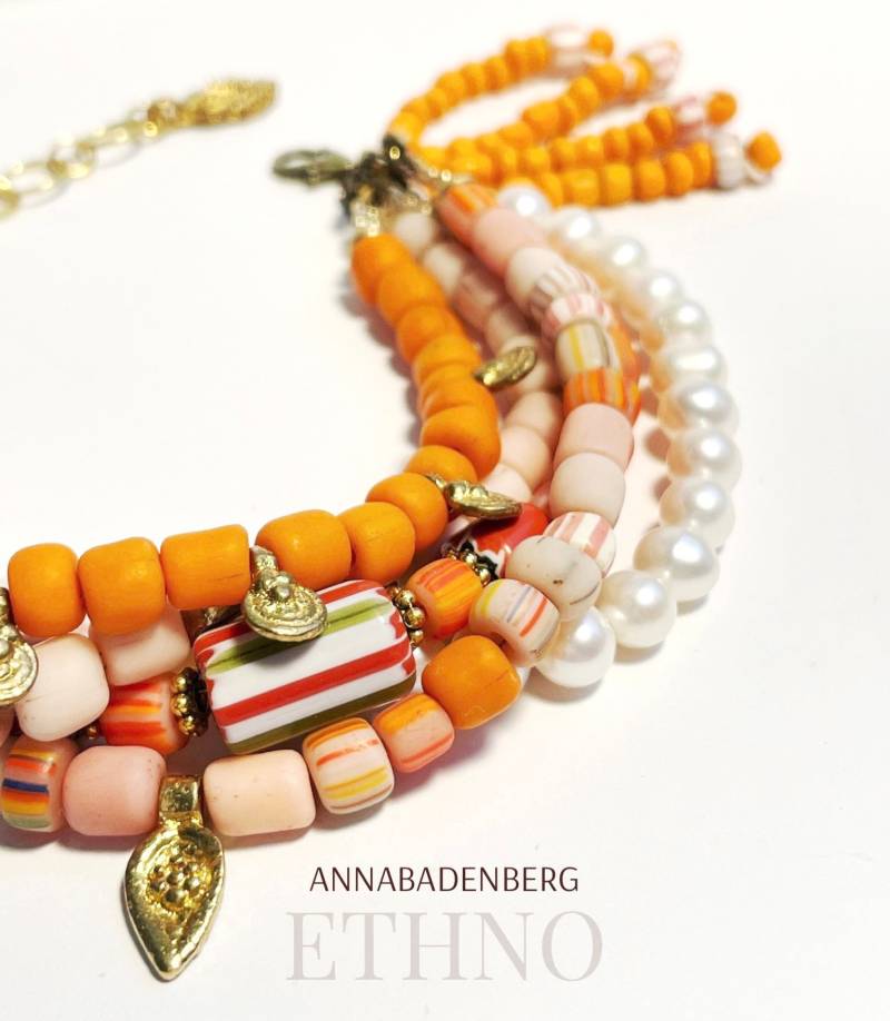 Armband Aus Java Perlen in Fröhlichen Orange Tönen Und Rosa Filigrane Messing Charms Orient Karabiner 925Er Sterling Silber, Vergoldet von annabadenberg