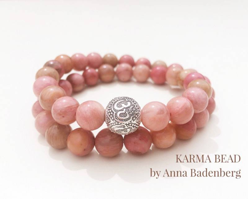 Armband Aus Rhodonit Mit Einem Filigran Geprägten Spacer Sterling Silber Om Wickelarmband von annabadenberg