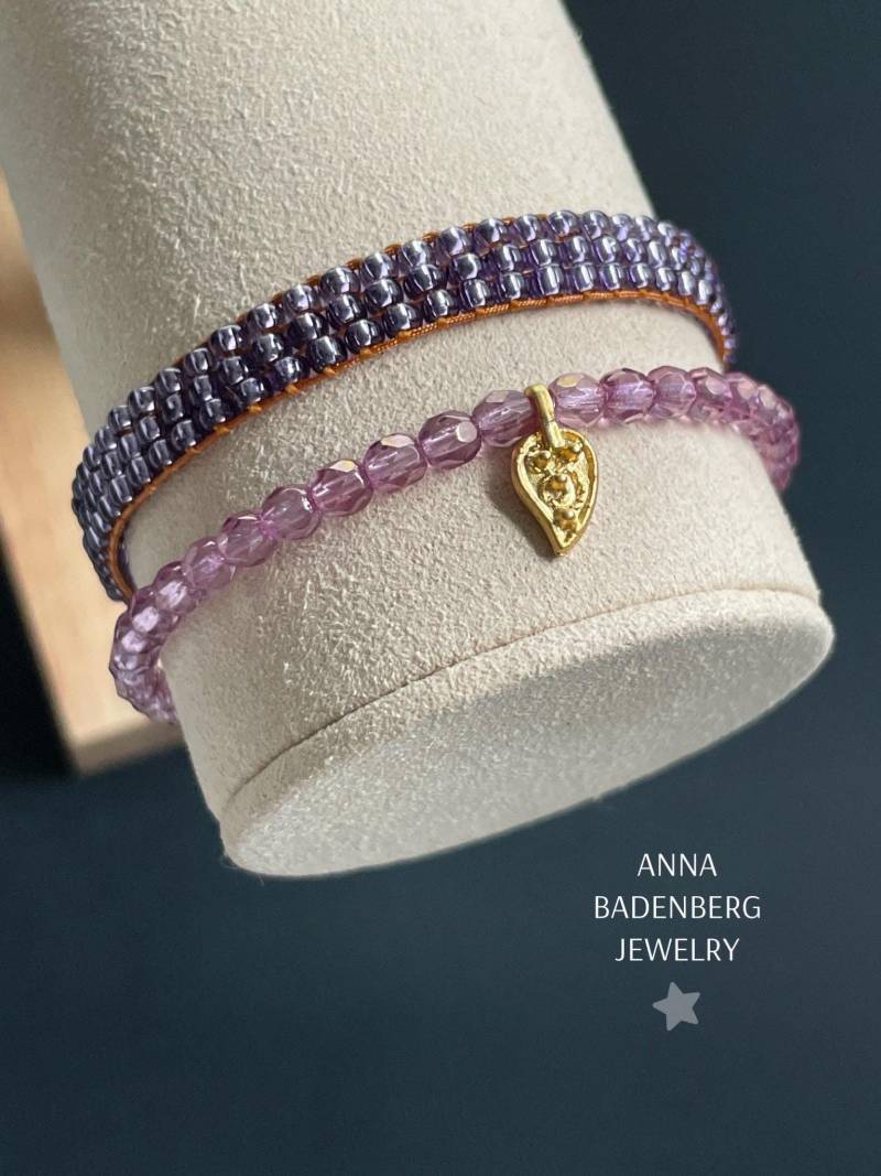 Armband Aus Toho Glasperlen Violett Mit Silbereinzug Webarmband 3-Reihig. Dazu Wählbar Ein Charm Armband Blatt, Makramee Schiebeknoten, Logo von annabadenberg