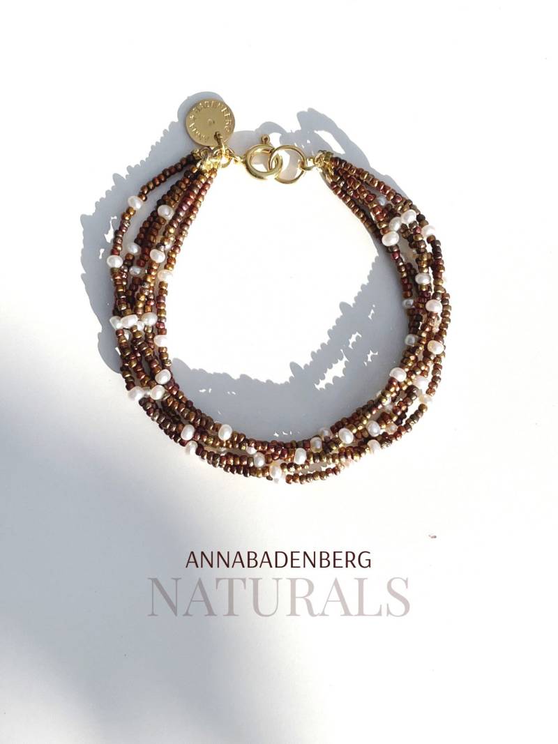 Armband Aus Weißen Zuchtperlen Und Glasperlen in Metalloptik, Federring Verschluss 925Er Sterling Silber 24Kt Vergoldet Logo Anhänger von annabadenberg