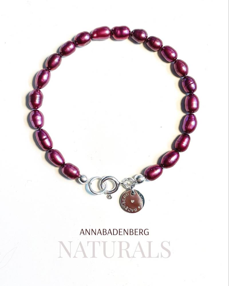 Armband Aus Zuchtperlen in Rot Violett, Federring Verschluss Und Alle Metallteile 925Er Sterling Silber, Logo Anhänger von annabadenberg