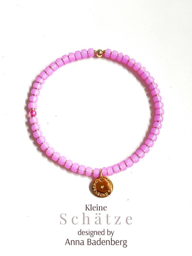 Armband Glücksarmband Aus Toho Seed Glasperlen | Rocailles in Shiny Pink, Spacer 925Er Sterling Silber 24Kt Vergoldet Logo Anhänger von annabadenberg