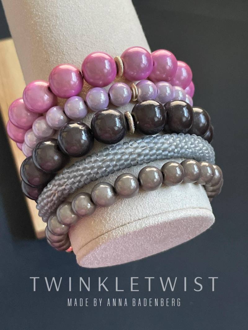 Armband Schimmernde Miracle Perlen in Verschiedenen Farben Und Perlengrößen. Rosa, Flieder Dunkelgrau, Spacer Rondell Vergoldet von annabadenberg