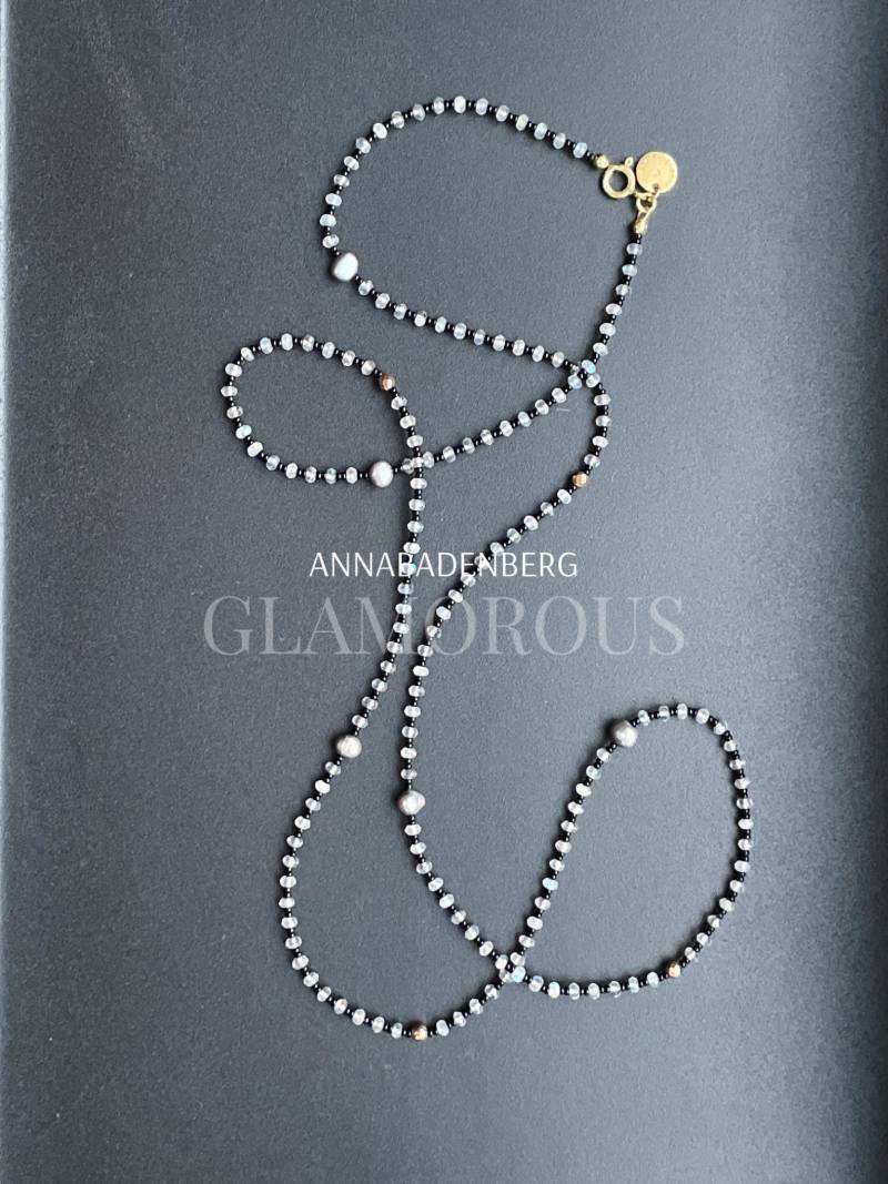 Kette Aus Facettiertem Labradorit Rondellen, Zuchtperlen in Grau Federring Verschluss 925Er Sterling Silber 24Kt Vergoldet Und Logo Anhänger von annabadenberg
