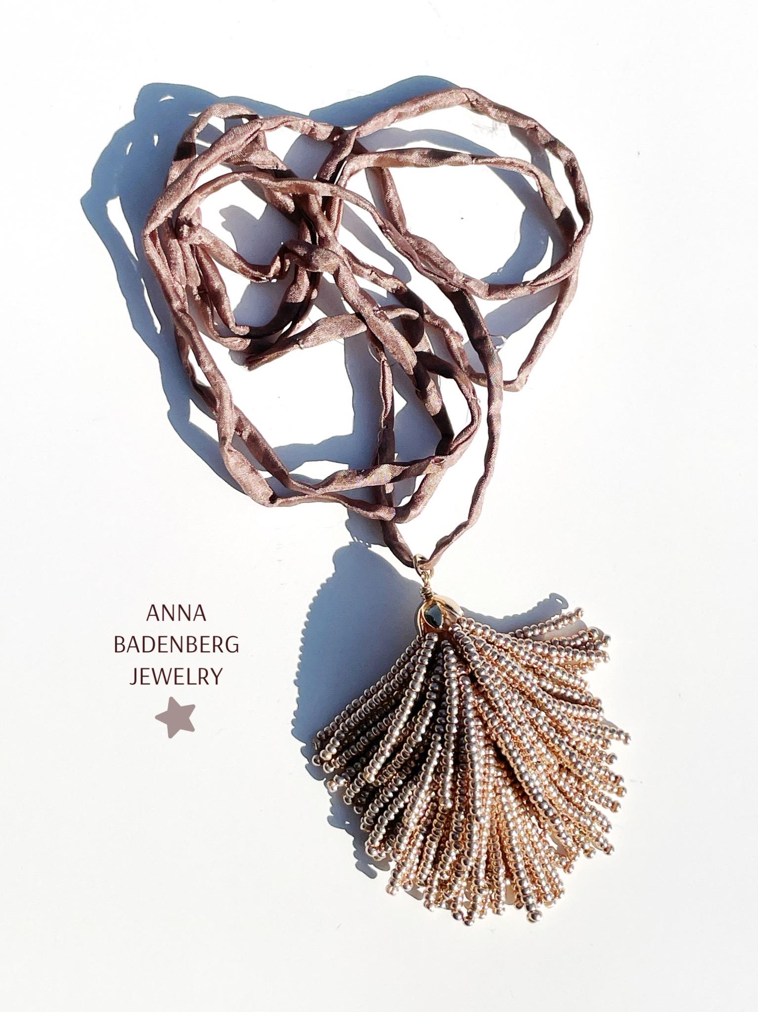 Kette Aus Handgefärbter Habotai Seide Mit Einer Auf Quaste Chartlotte Cut Glasperlen in Beige Und Gold, Perlkappe 24Kt Vergoldet von annabadenberg