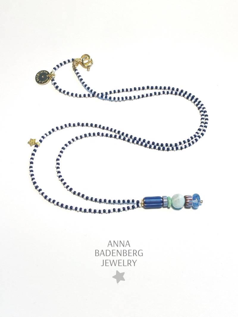 Kette Aus Rocailles Glasperlen Dunkelblau Weiß, Chevron Blau Mit Einer Larimar Kugel in Hellblau, Y-Form, Sterling Silber, 24Kt Vergoldet von annabadenberg