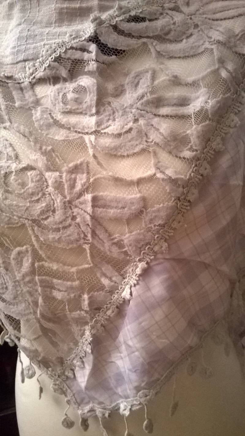 Beiger Schal Aus Baumwolle, Viskose Und Spitze von annabeecharpe