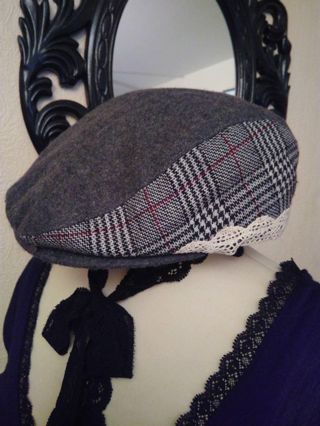 Damen-Baskenmütze, Gemusterte Wolle, Prince-Of-Wales-Muster, Graue Und Weiße Farbe, Ecrufarbene Baumwollspitze, Geschenk Für Frauen, Mädchen, Hut von annabeecharpe