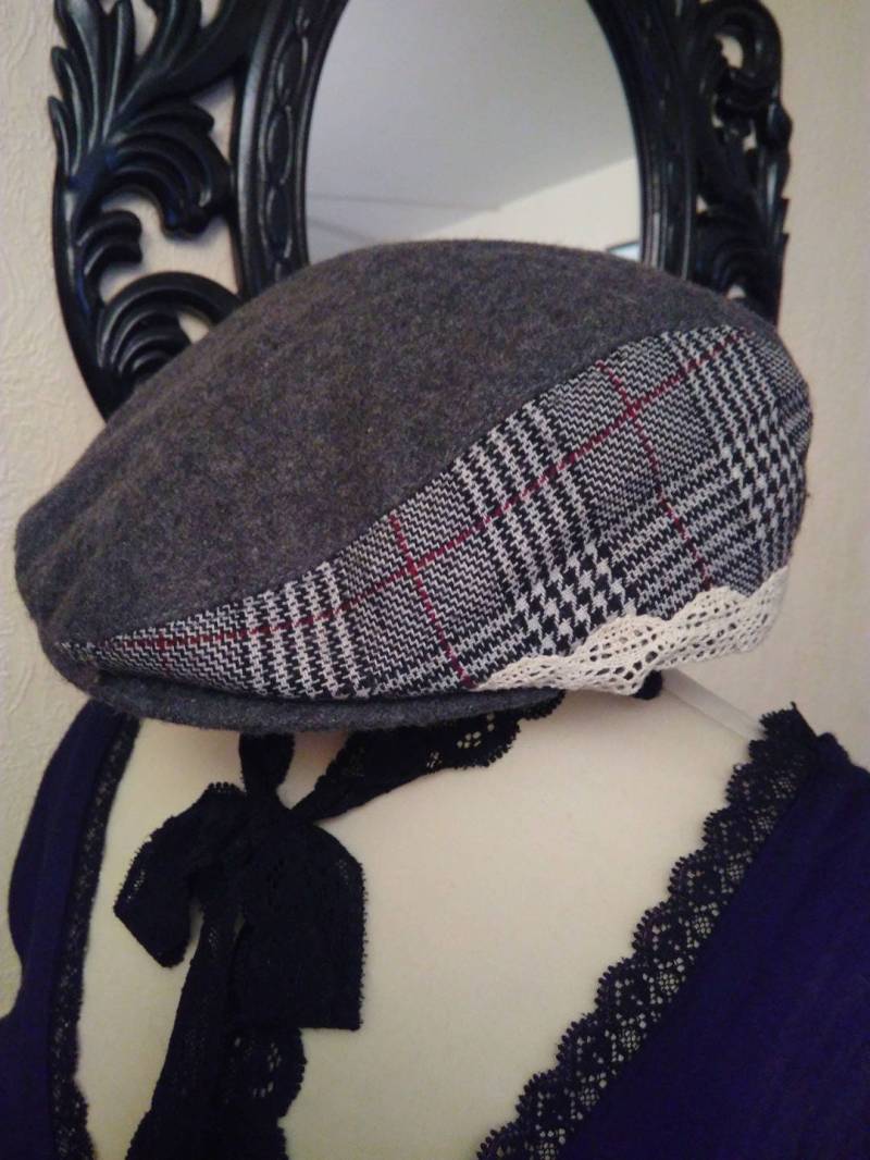 Damen-Baskenmütze, Gemusterte Wolle, Prince-Of-Wales-Muster, Graue Und Weiße Farbe, Ecrufarbene Baumwollspitze, Geschenk Für Frauen, Mädchen, Hut von annabeecharpe