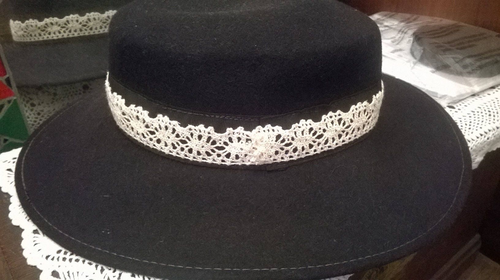 Filzhüte, Schwarze Farbe, Damenhüte, Mädchenhut, Damenaccessoires, Mädchenaccessoires, Damengeschenk, Mädchengeschenk, Damenbekleidung von annabeecharpe