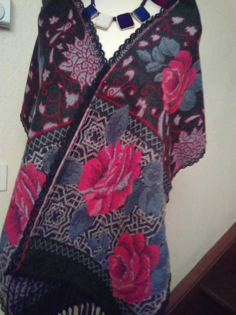 Mohair, Acryl Und Spitze Bedruckten Stoffschal von annabeecharpe