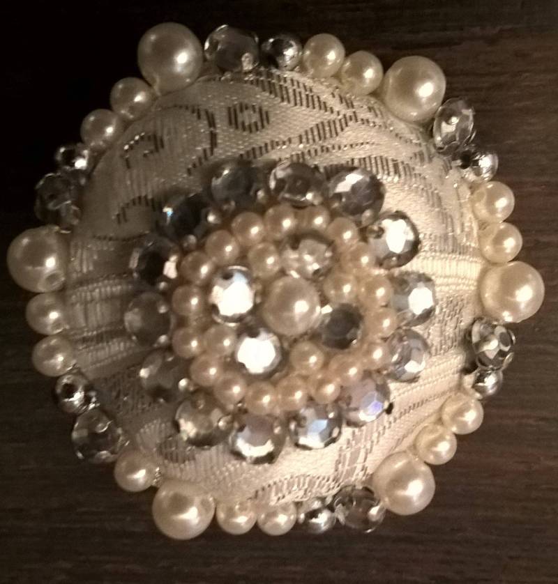 Filzbrosche, Weiße Und Falsche Steine, Handgenäht, Schmuckfrau, Schmuckmädchen, Geschenkfrau, Geschenkmädchen, Broschenfrau, Broschenmädchen von annabefaitmain