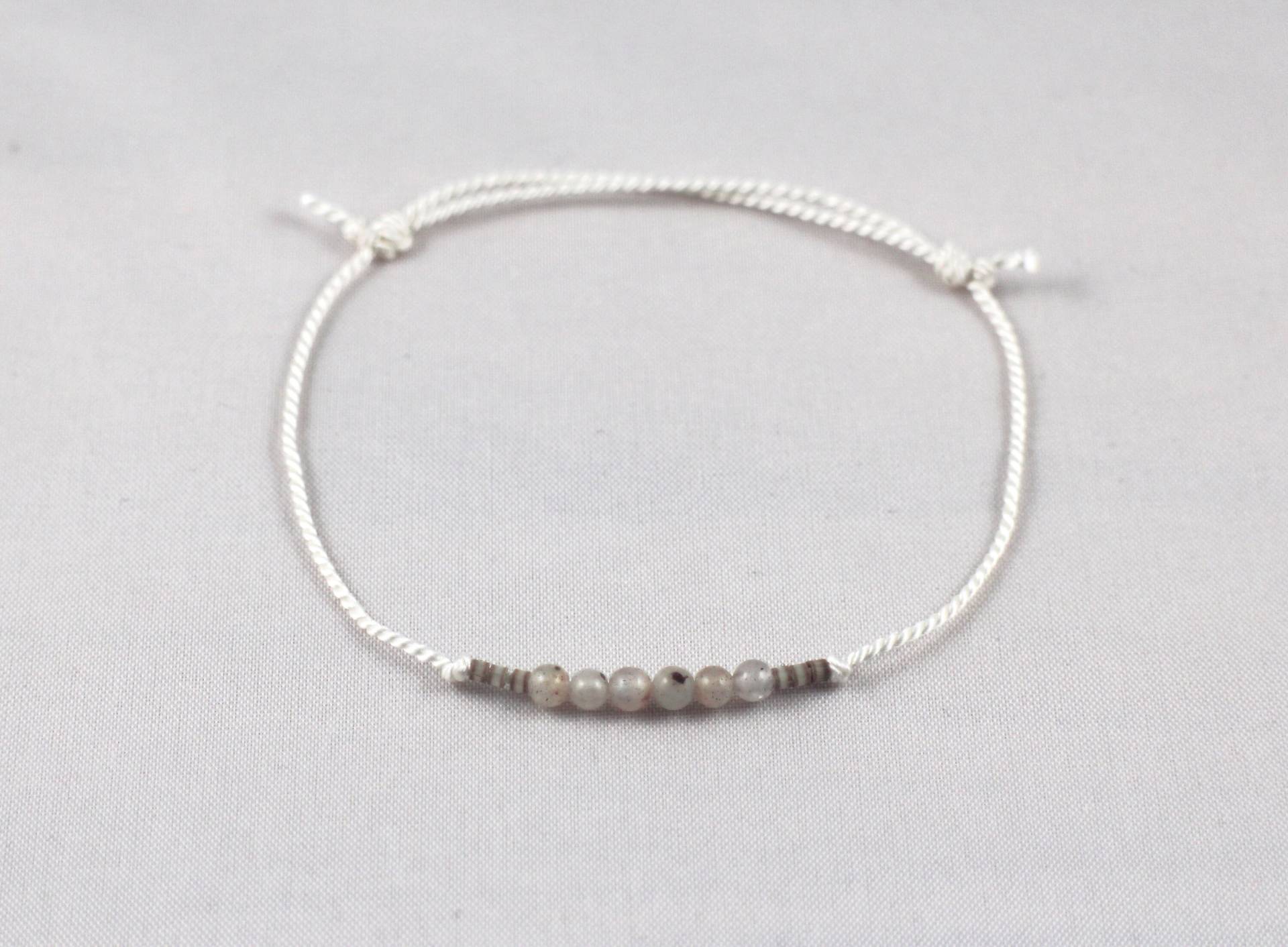 Feines Armband Edelstein Labradorit | Zarter Filigraner Schmuck Naturstein Seidenkordel Talisman Glücksbringer Verstellbar Feines Armband Edelstein Labradorit | Zarter Filigraner Schmuck Naturstein Seidenkordel Talisman Glücksbringer Verstellbar von annabelkober