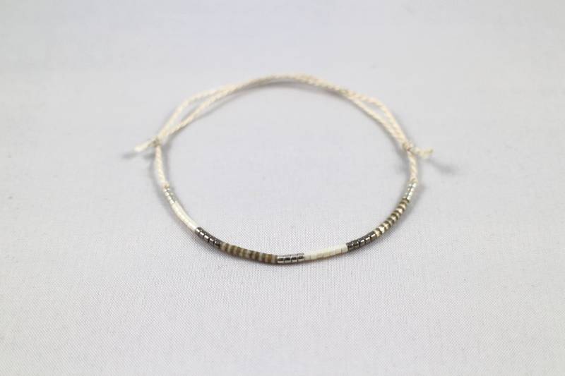 Feines Armband Miyuki Glasperlen Beige Silber | Zarter Filigraner Schmuck Perlenarmband Seidenkordel Freundschaftsarmband |Verstellbar Feines Armband Miyuki Glasperlen Beige Silber | Zarter Filigraner Schmuck Perlenarmband Seidenkordel Freundschaftsarmband |Verstellbar von annabelkober