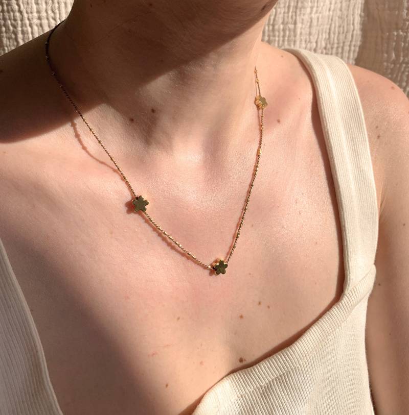 Zierliche Halskette Mit Blumenperlen in Gold & Beige - Feiner Schmuck Auf Seidenband Als Geschenk Für Freundin Oder Layering-Kette Zierliche Halskette Mit Blumenperlen in Gold & Beige - Feiner Schmuck Auf Seidenband Als Geschenk Für Freundin Oder Layering-Kette von annabelkober