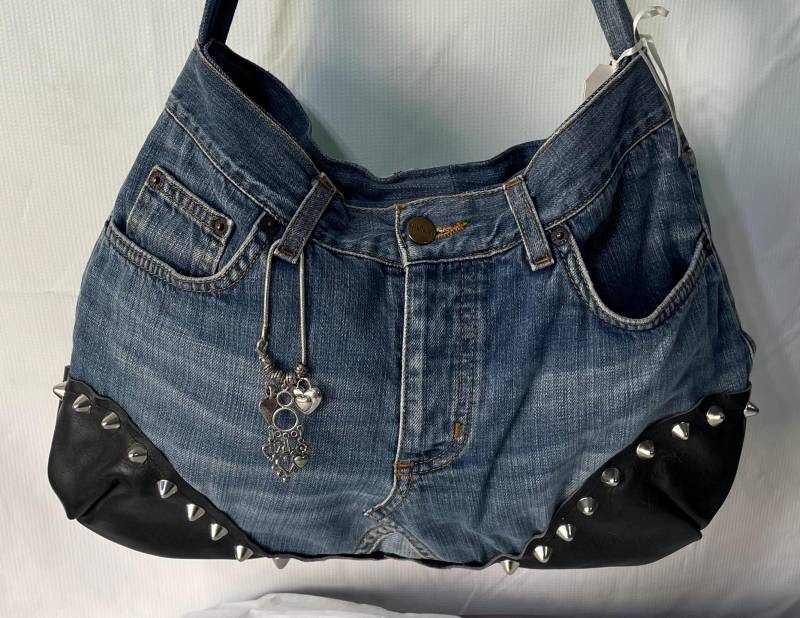 Upgecycelte Jeans - Und Ledertasche Mit Kegelförmigen Metallnieten von annabsoneofakind