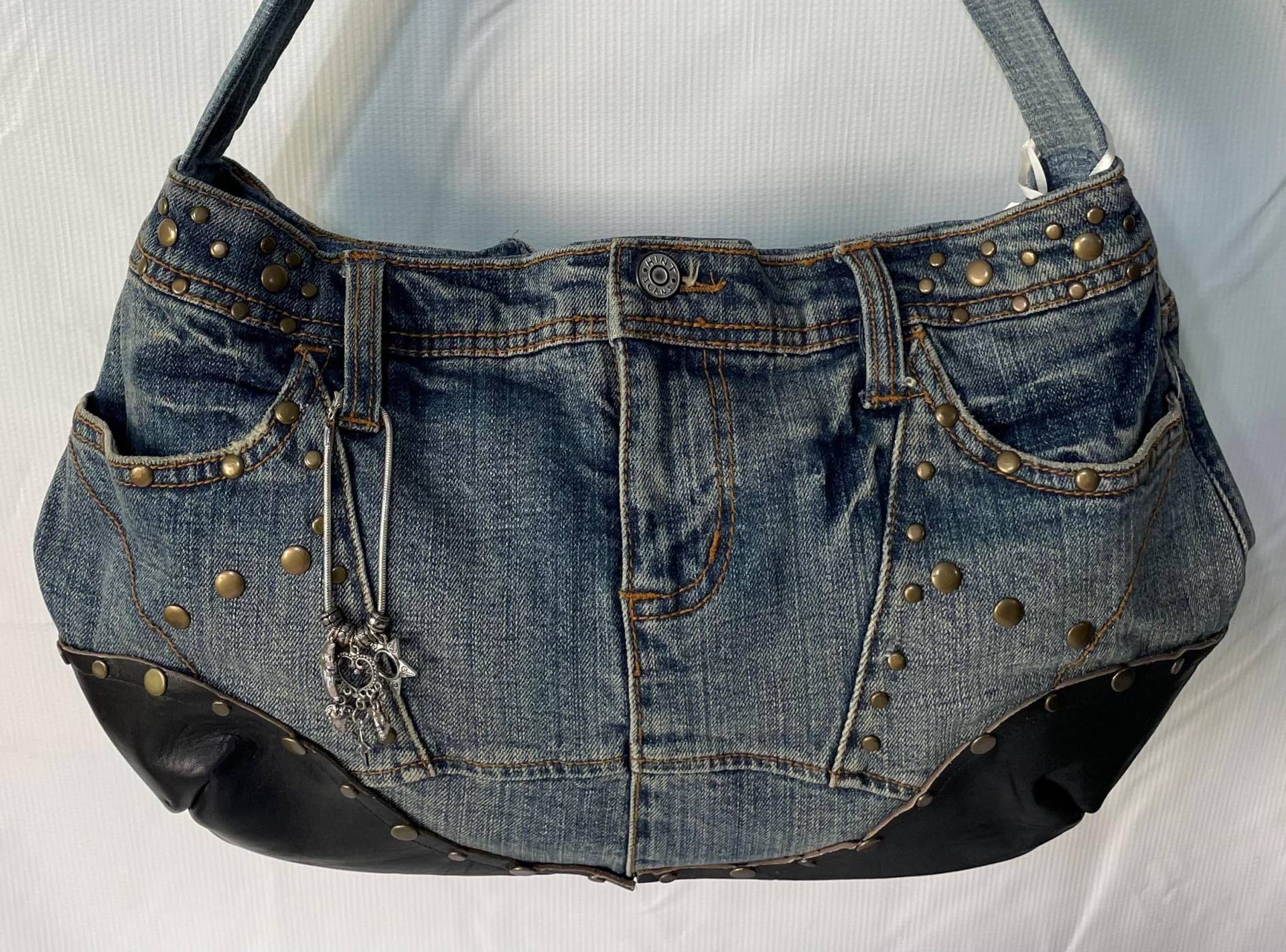 Upgecycelte Jeans - Und Ledertasche Mit Runden Messing-Nieten von annabsoneofakind