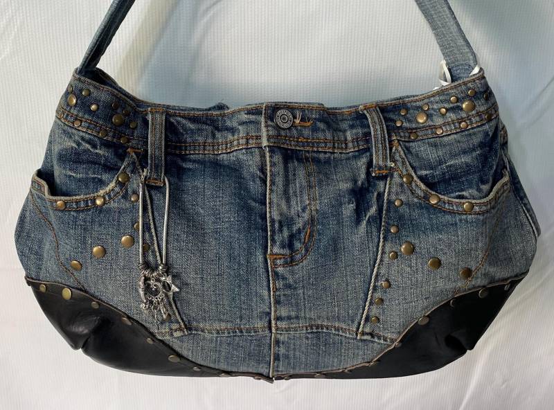 Upgecycelte Jeans - Und Ledertasche Mit Runden Messing-Nieten von annabsoneofakind