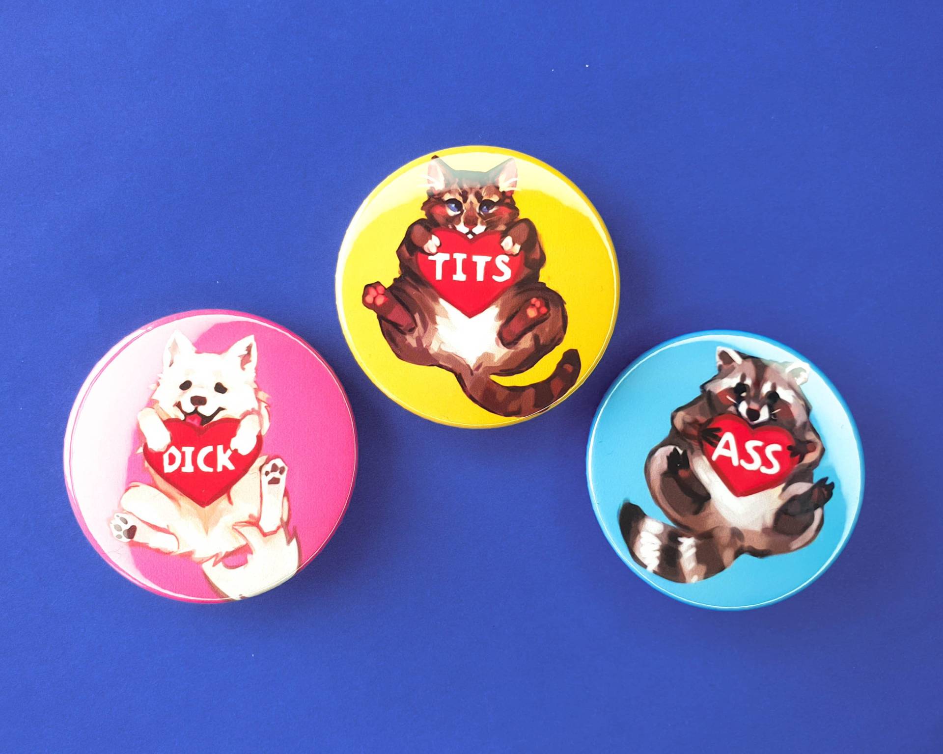 Verspielte Tier Buttons Waschbär, Hund, Katze - Rude Humor | 38 Mm Verspielte Tier Buttons Waschbär, Hund, Katze - Rude Humor | 38 Mm von annadrawsstuff
