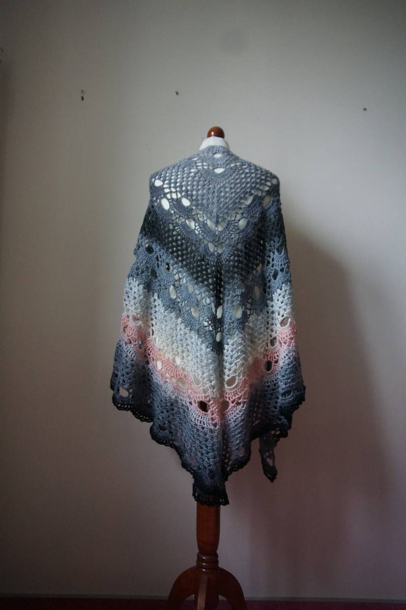 Handgefertigtes Dreieckstuch Pastell Rosa Grau Dunkel Grau; Lace-Schal; Ombre Schal; Rosa-Grauer Zubehör; Warm Und Weich; Versandfertig Handgefertigtes Dreieckstuch Pastell Rosa Grau Dunkel Grau; Lace-Schal; Ombre Schal; Rosa-Grauer Zubehör; Warm Und Weich; Versandfertig von annagalant