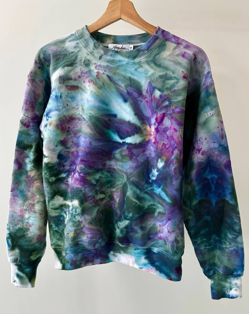 Handgefärbtes Baumwoll-Sweatshirt Mit Rundhalsausschnitt in Rain Forest, Anna Joyce, Portland, Or. Tie-Dye von annajoyce