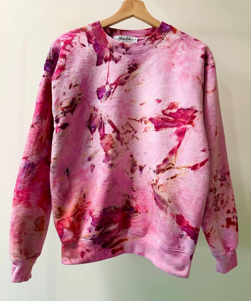 Handgefärbtes Sweatshirt Mit Rundhalsausschnitt Aus Baumwolle in Peonies , Anna Joyce, Portland, Or. Tie-Dye von annajoyce