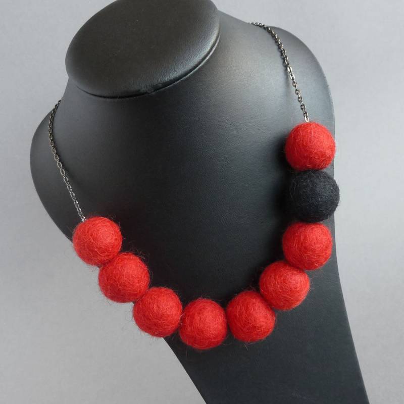 Dicke Rote Filzhalskette - Weihnachtliche Rot Gefilzte Statement Halsketten Blutrote Und Schwarze Perlen Geschenke Bunter Scharlachroter Schmuck Für von annakingjewellery