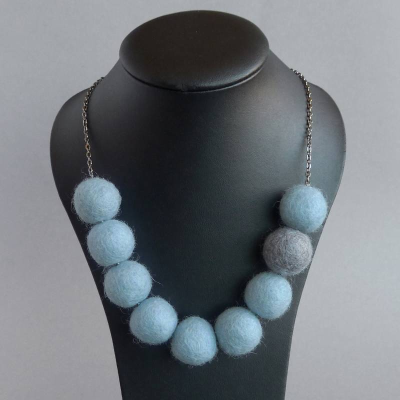 Klobige Hellblaue Filzkette - Puderblauer Filzkugelschmuck Hellblaue Statement-Halsketten Zarte Pastellblaue Geburtstagsgeschenke Klobige Hellblaue Filzkette - Puderblauer Filzkugelschmuck Hellblaue Statement-Halsketten Zarte Pastellblaue Geburtstagsgeschenke von annakingjewellery