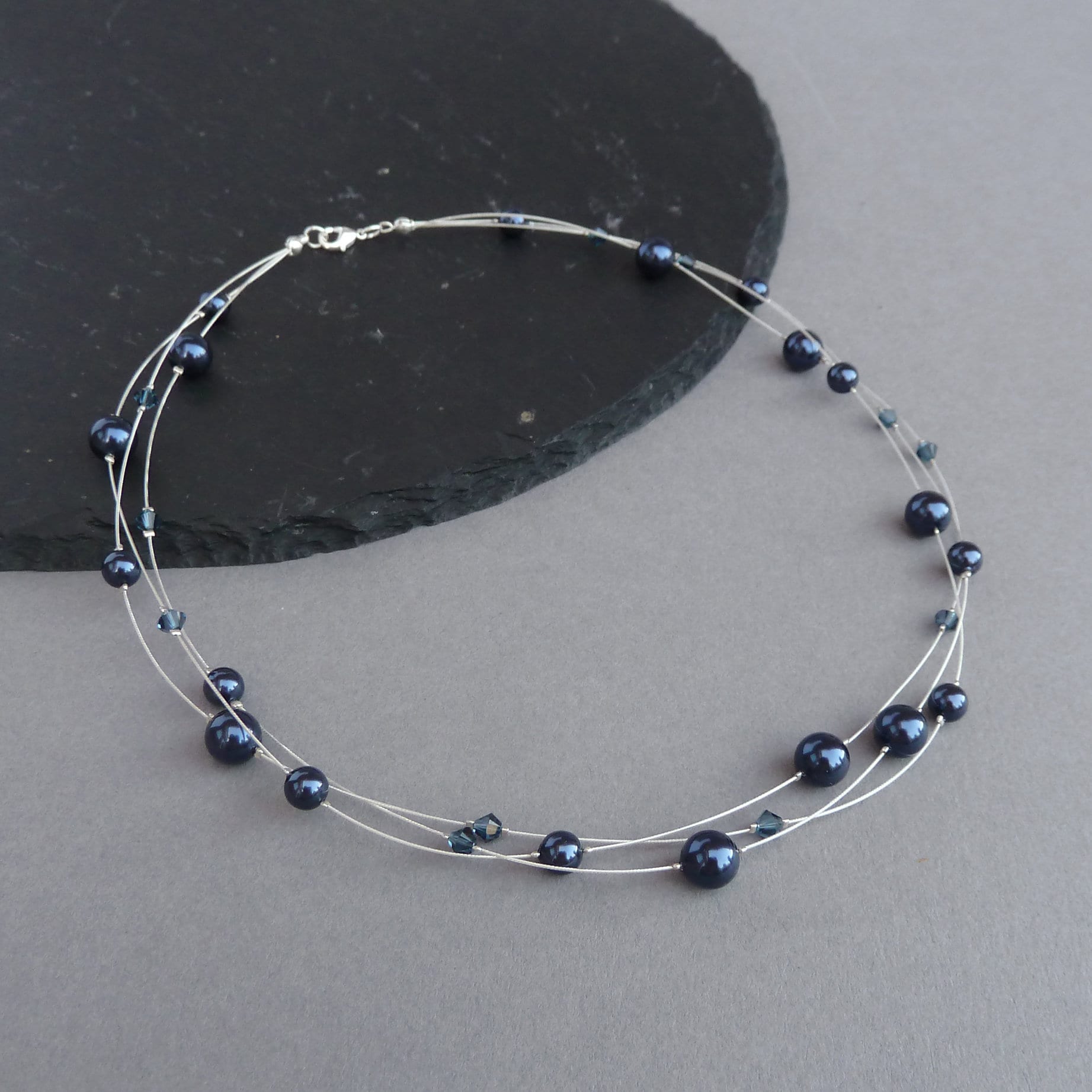 Marine Mehrsträngige Halskette - Dunkelblau Brautjungfern Schmuck Mitternachts Blau Schwimmende Perlenketten Brautpartygeschenke/Hochzeitsschmuck Marine Mehrsträngige Halskette - Dunkelblau Brautjungfern Schmuck Mitternachts Blau Schwimmende Perlenketten Brautpartygeschenke/Hochzeitsschmuck von annakingjewellery