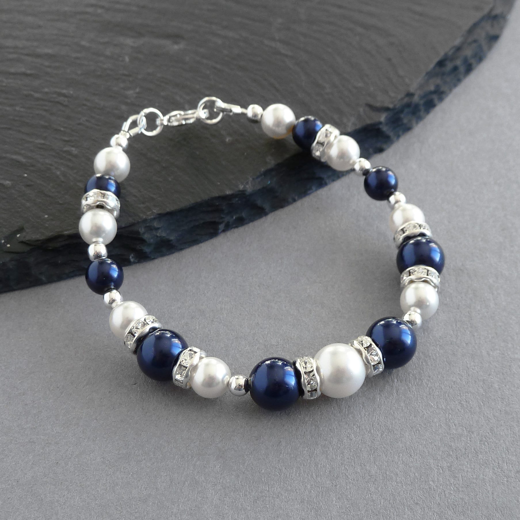 Marine Perle Und Kristall Armband - Dunkelblaue Brautjungfern/Braut Schmuck Midnight Blue Hochzeits-Accessoires Brautparty Geschenke Für Frauen Marine Perle Und Kristall Armband - Dunkelblaue Brautjungfern/Braut Schmuck Midnight Blue Hochzeits-Accessoires Brautparty Geschenke Für Frauen von annakingjewellery