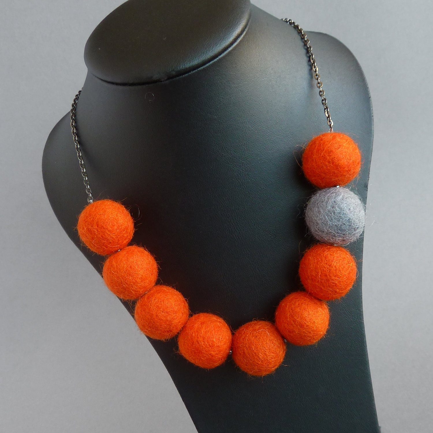 Orange Halskette - Tiefe Filz Chunky Statement Halsketten Grau Und Warm Rot Schmuck Flamme Filzkugel Orange Halskette - Tiefe Filz Chunky Statement Halsketten Grau Und Warm Rot Schmuck Flamme Filzkugel von annakingjewellery