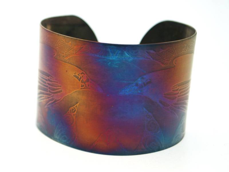 Bunt Stahl Raben Armreif, Mehrfarbiger Edelstahl Großer Regenbogen Chirurgenstahl Armband, Krähe von annamcdade