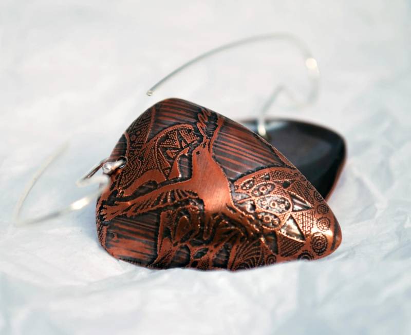 Crow Triangle Form Kupfer Und Silber Ohrringe von annamcdade