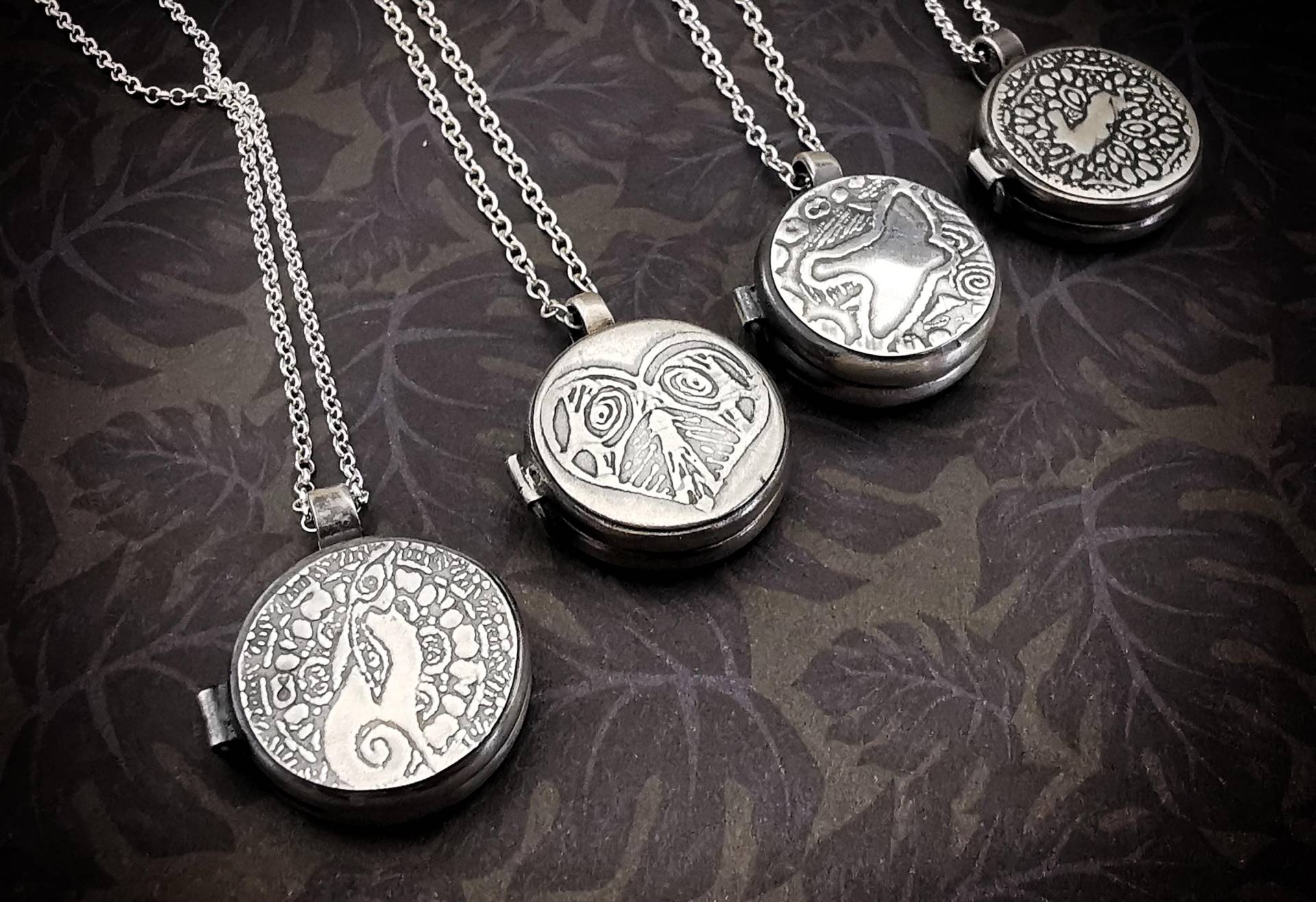Flache Silberne Pillbox Medaillons, Mond Oder Hase, Vogel Herz Design Flache Silberne Pillbox Medaillons, Mond Oder Hase, Vogel Herz Design von annamcdade