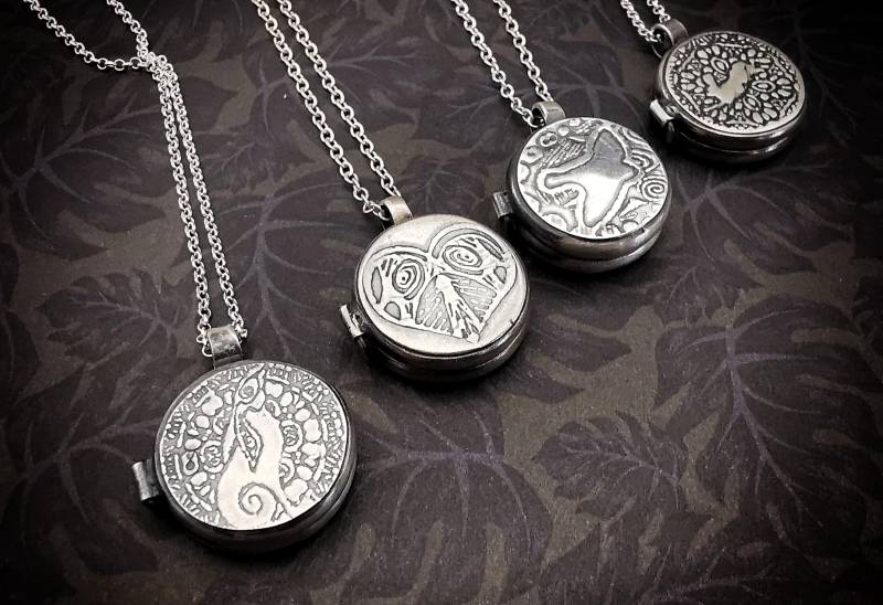 Flache Silberne Pillbox Medaillons, Mond Oder Hase, Vogel Herz Design Flache Silberne Pillbox Medaillons, Mond Oder Hase, Vogel Herz Design von annamcdade