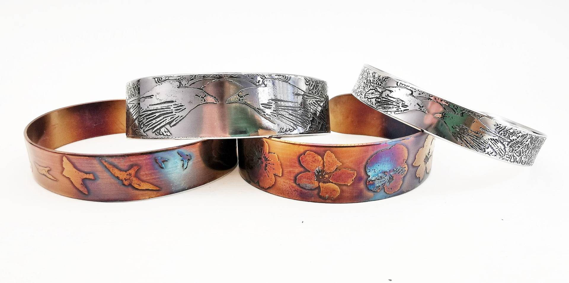 Geätztes Stahl Vogel/Rabe Blumen Manschette Armband Bunt Oder Natur Finish Geätztes Stahl Vogel/Rabe Blumen Manschette Armband Bunt Oder Natur Finish von annamcdade
